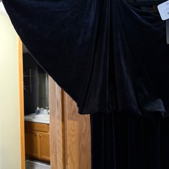 Chic Black Velvet Maxi Dress - Picture 5 of 8